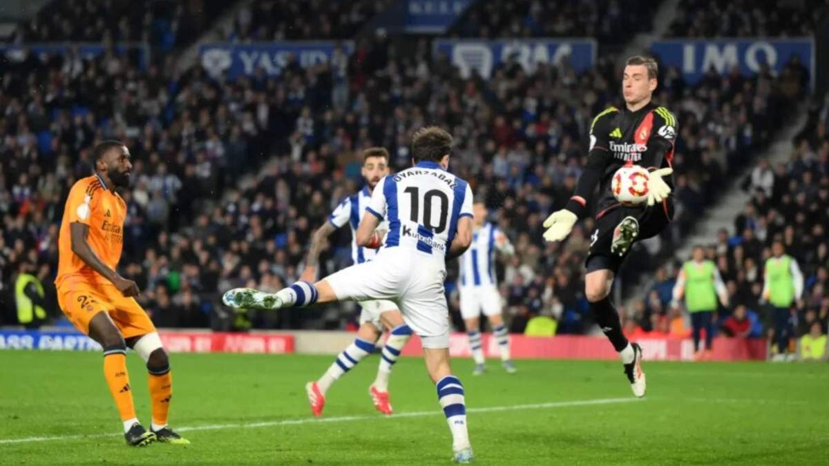 Lunin durante el partido en el Reale Arena