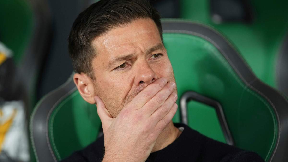 Xabi Alonso en el banquillo del Elche. Xabi Alonso en el banquillo del Elche.