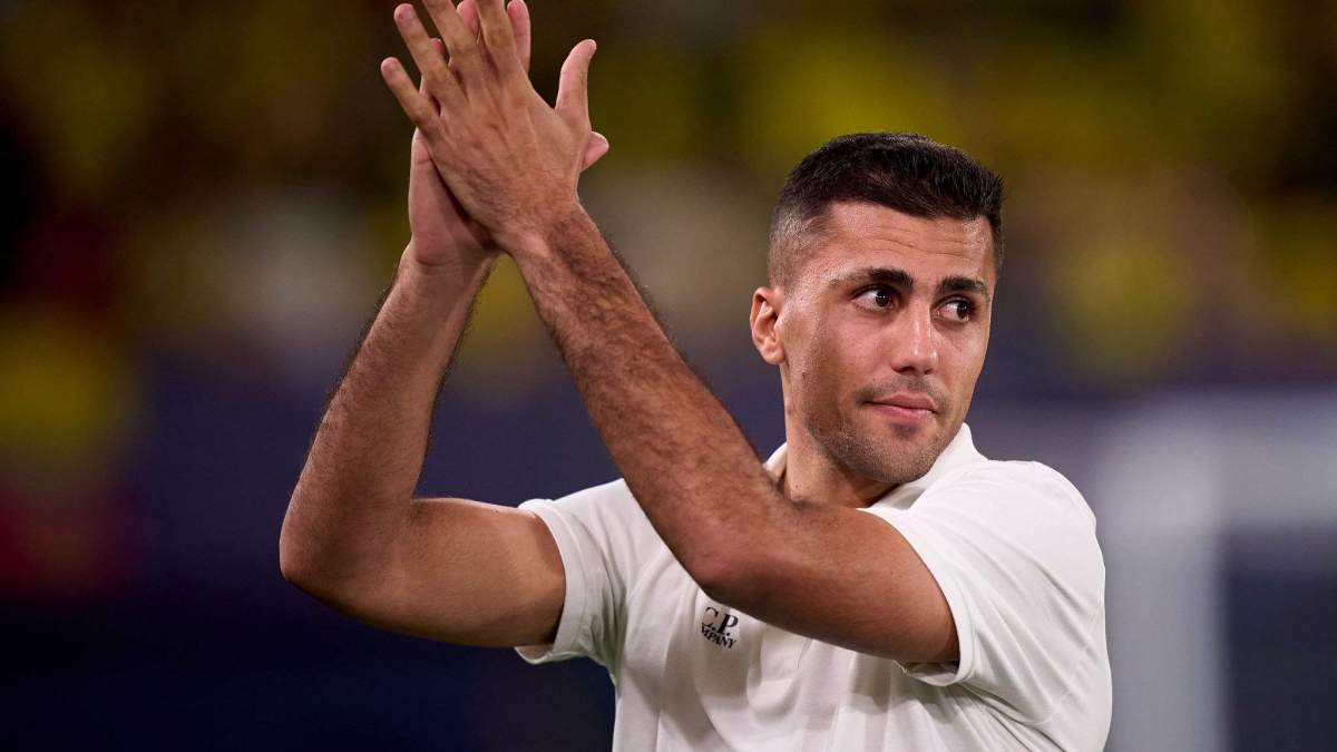 Rodri Hernández aplaudiendo durante un partido.