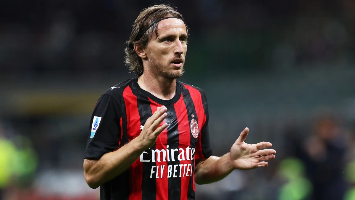 Luka Modric jugando un partido con el Milan. 