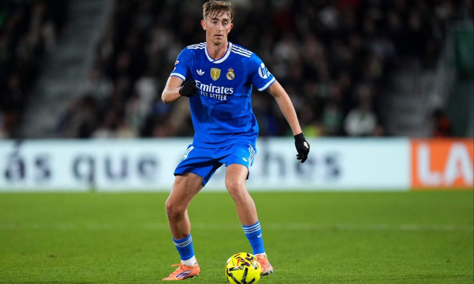 Dean Huijsen jugando un partido con el Real Madrid.