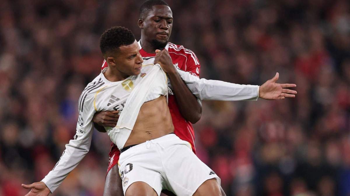 Konaté defendiendo a Mbappé durante el Liverpool Real Madrid