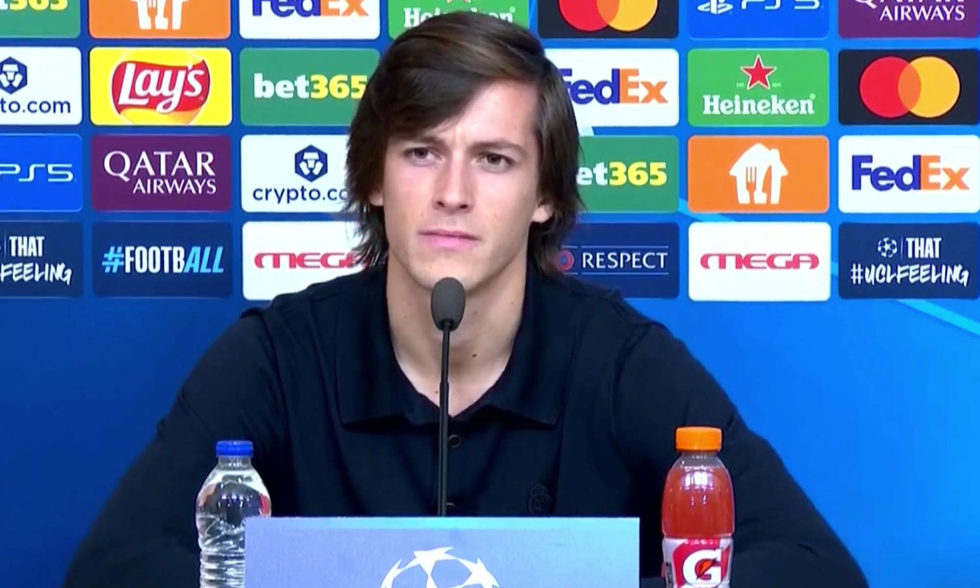 Álvaro Carreras responde a Defensa Central en la previa al partido ante el Olympiacos