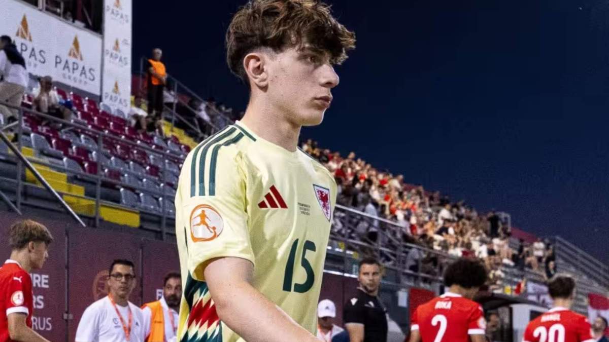 Harlan Pe5rry antes de disputar un partido con la selección sub 17 de Galés