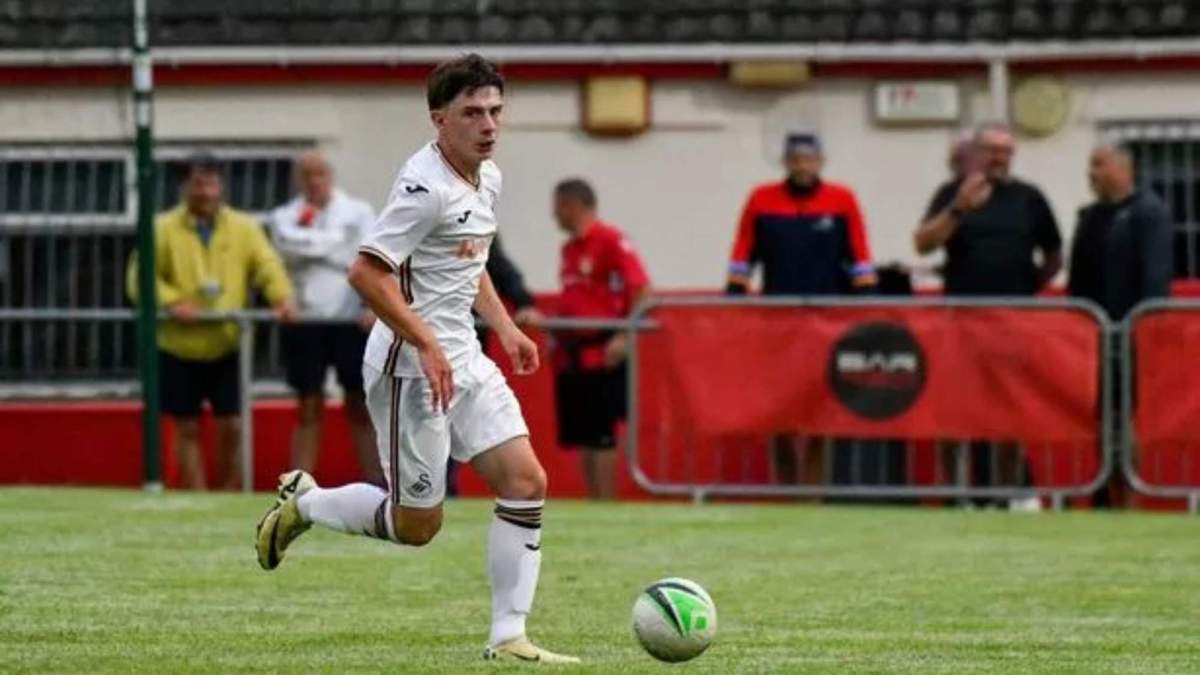 Harlan Perry en un partido con el Swansea