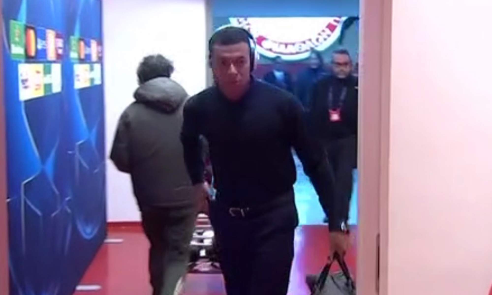 Mbappé llegó al estadio Georgios Karaiskakis con un rostro de máxima concentración