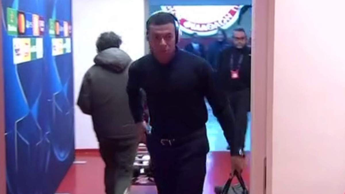 Mbappé llegó al estadio Georgios Karaiskakis con un rostro de máxima concentración