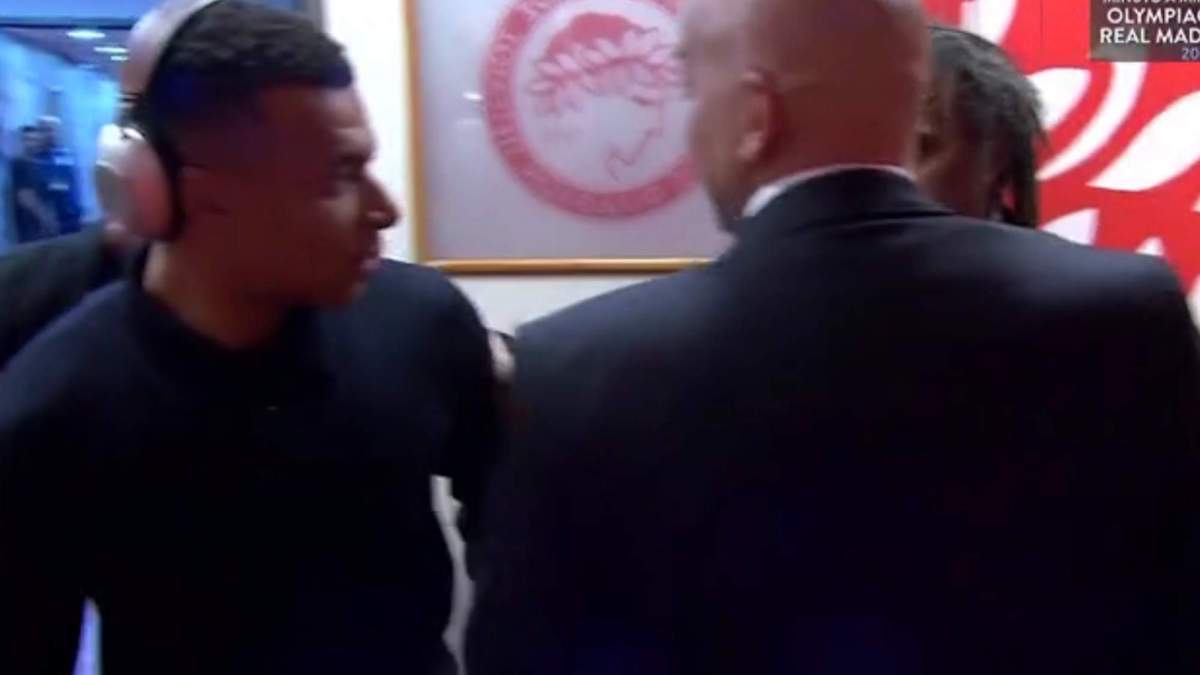 Mbappé hablando con Karembeu