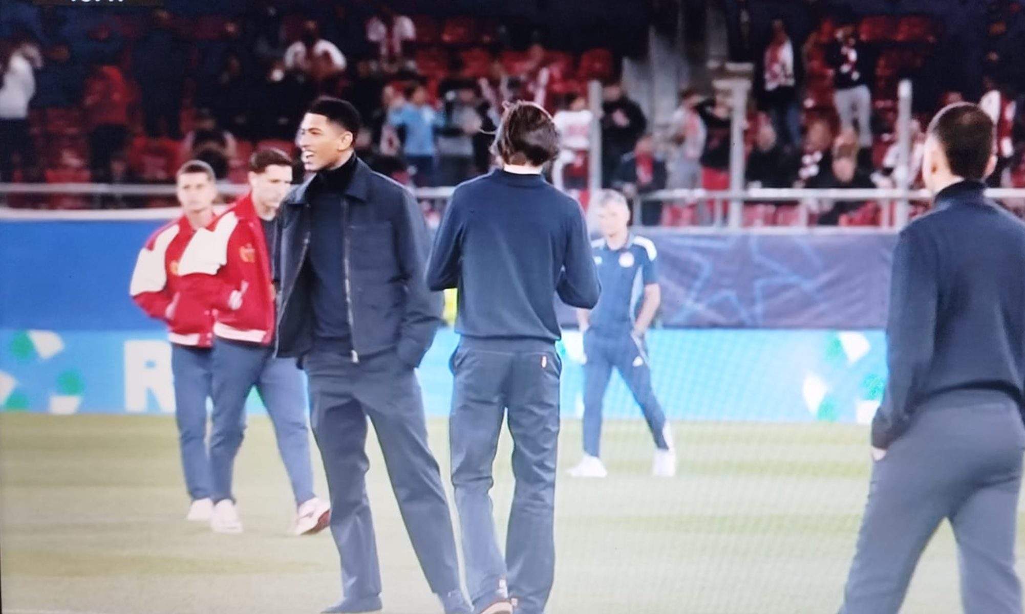 Bellingham vio el estado del césped