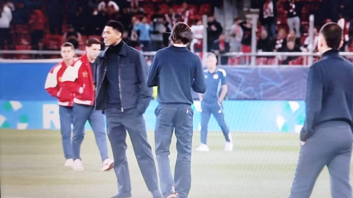 Bellingham vio el estado del césped