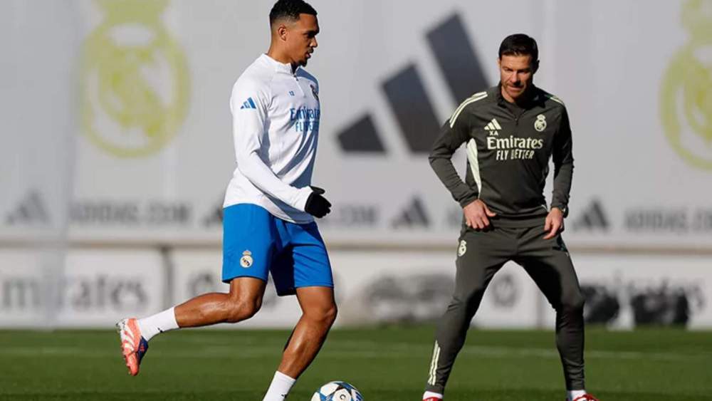 Trent Alexander-Arnold y Xabi Alonso, durante el entrenamiento de este martes en Valdebebas, el último antes de viajar a Grecia.