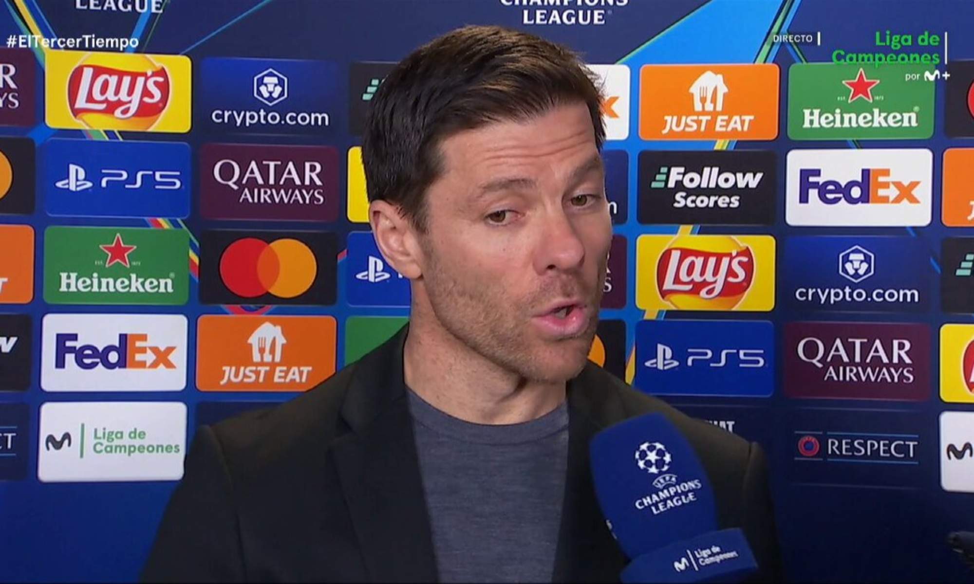 Xabi Alonso atendiendo a los micrófonos de Movistar