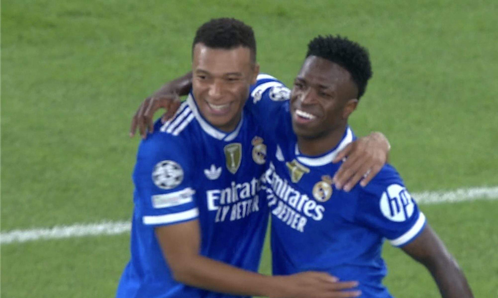 Mbappé celebrando con Vinicius el 3 a 1