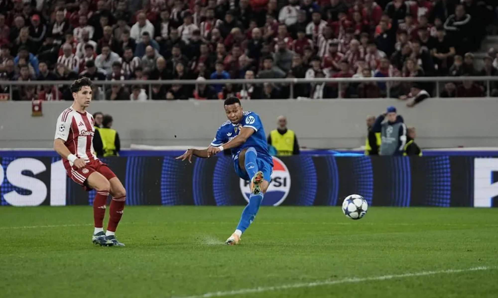 Kylian Mbappé, cruzando el balón para marcar el tercero del Real Madrid ante Tzolakis; un 'hat-trick' histórico.