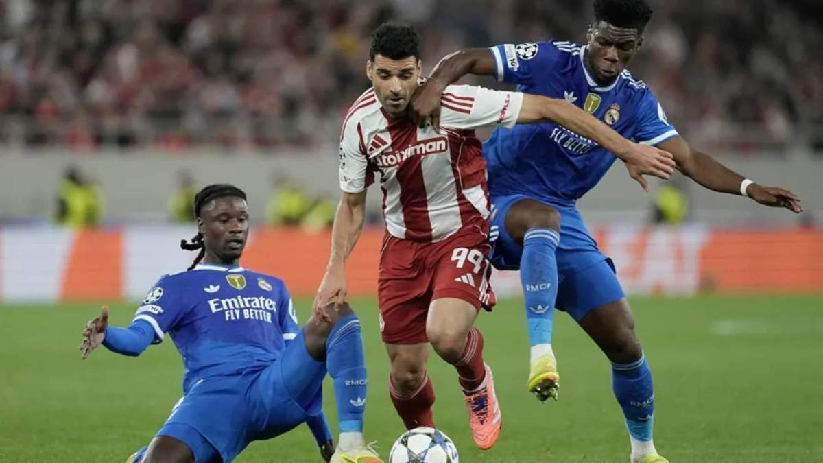 Mehdi Taremi intenta pasar entre Eduardo Camavinga y Aurelién Tchouameni, en una acción del partido de esta noche entre el Olympiacos y el Real Madrid.