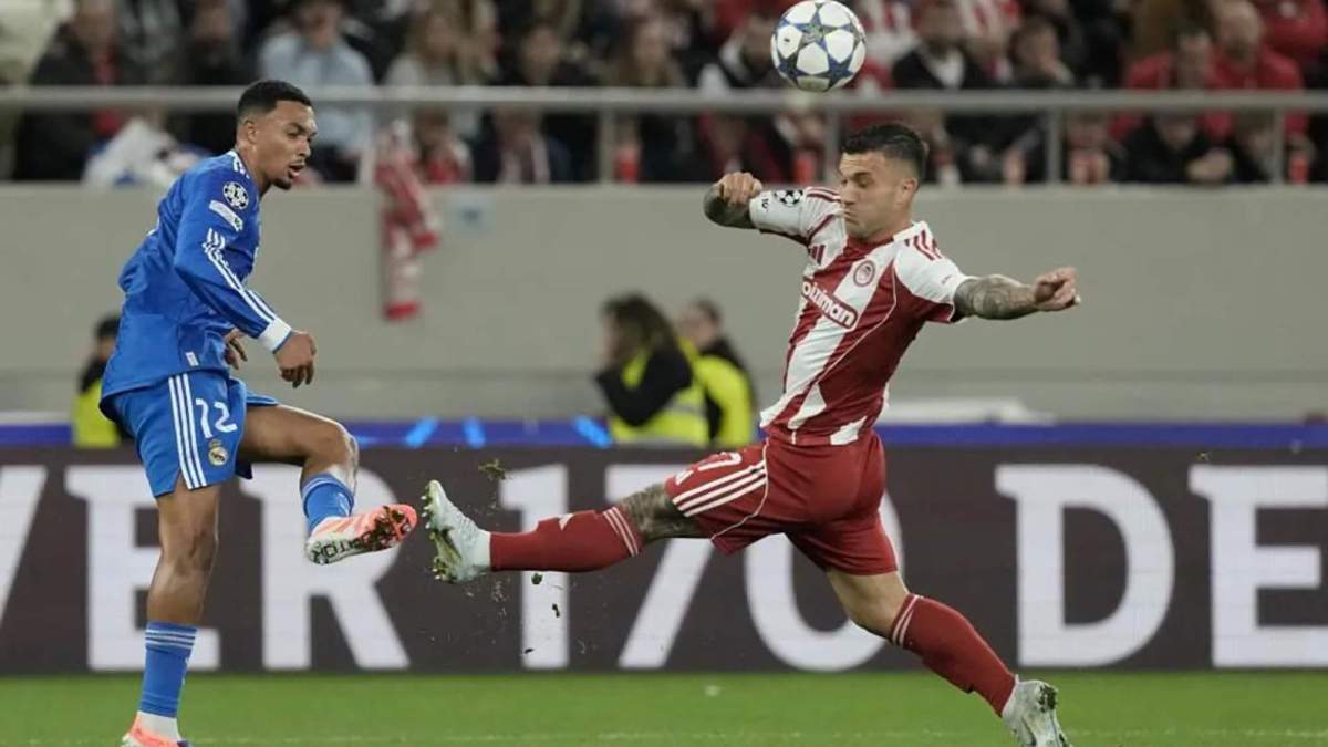 Centro de Trent Alexander-Arnold, que supera a Gabriel Strefezza.