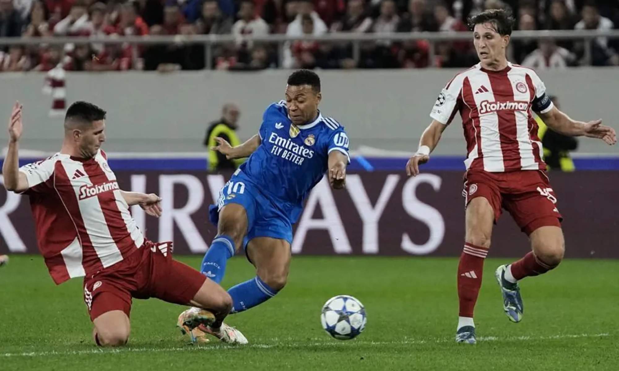 Kylian Mbappé remata el primer gol del Real Madrid ante el Olympiacos.