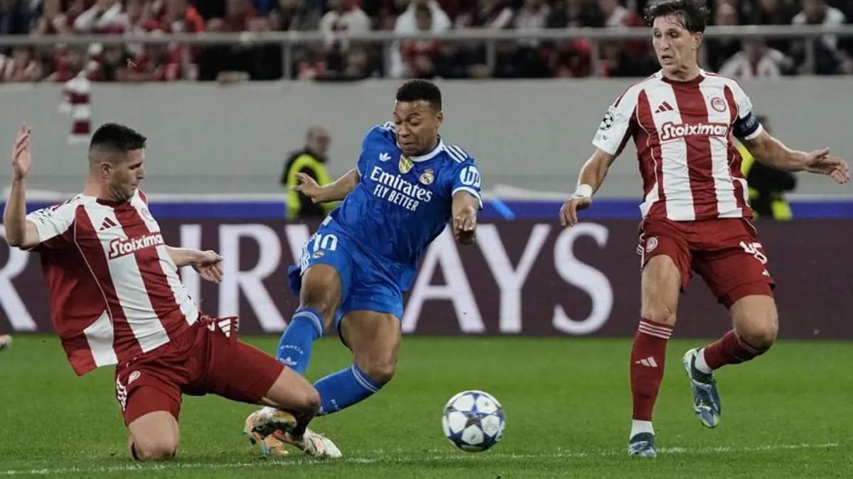 Kylian Mbappé remata el primer gol del Real Madrid ante el Olympiacos.