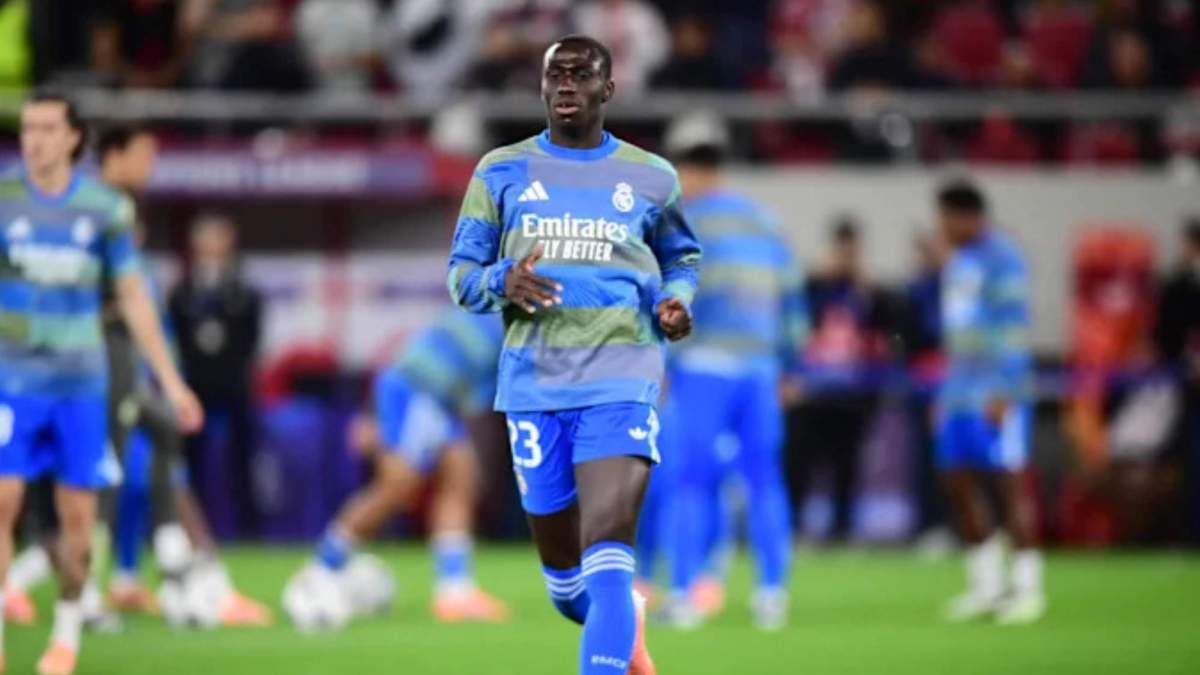 Ferland Mendy calentando antes del partido contra el Olympiacos