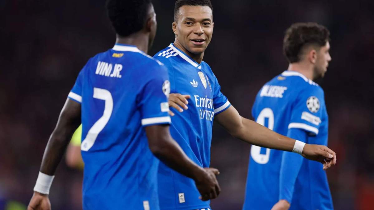 Vini y Mbappé tras celebrar un gol