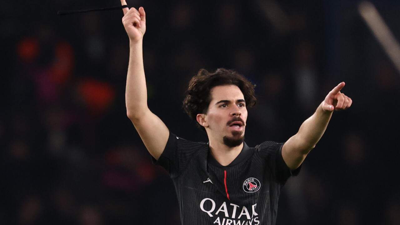 Vitinha jugando un partido esta temporada con el PSG