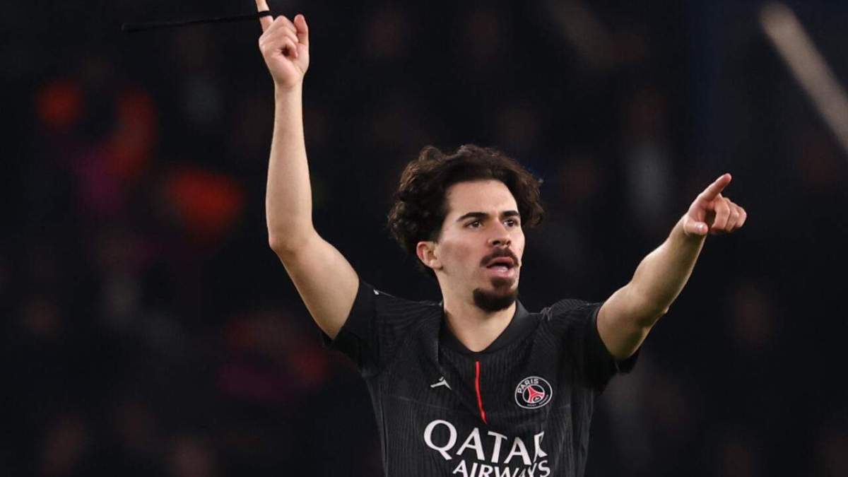Vitinha jugando contra el Paris Saint-Germain. 