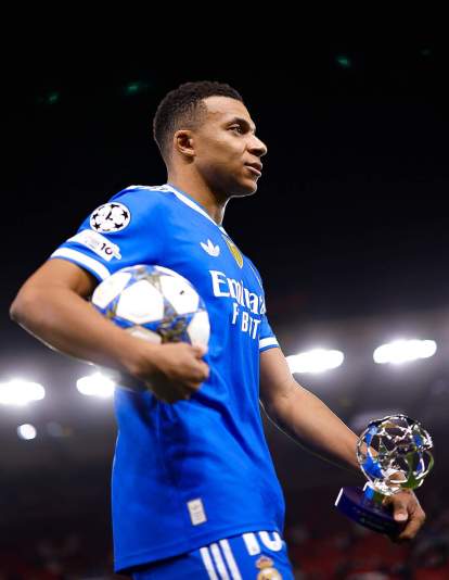 Kylian Mbappé con el balón de su hat-trick y el premio de MVP.