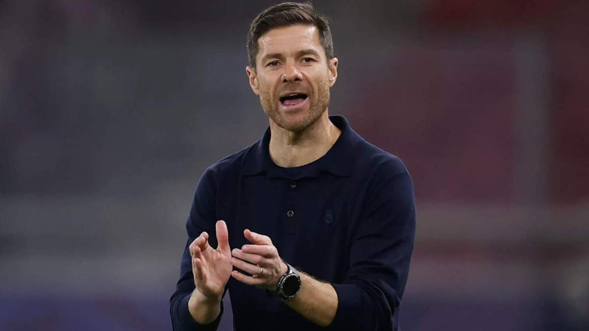 Xabi Alonso, durante un momento del partido ante el Olympiacos, animando a sus jugadores.
