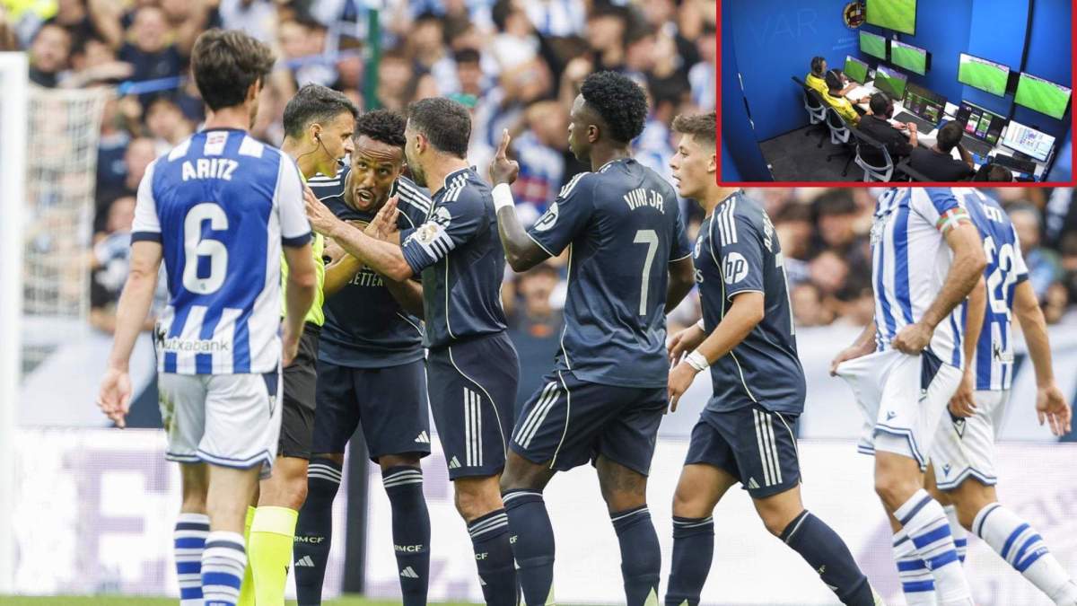 Los jugadores del Real Madrid, protestando una decisión de Jaime Gil Manzano durante el partido de Liga del pasado septiembre con la Real Sociedad.