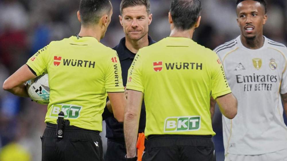 Xabi Alonso, charlando con varios árbitros de la Liga después de un partido de esta temporada.