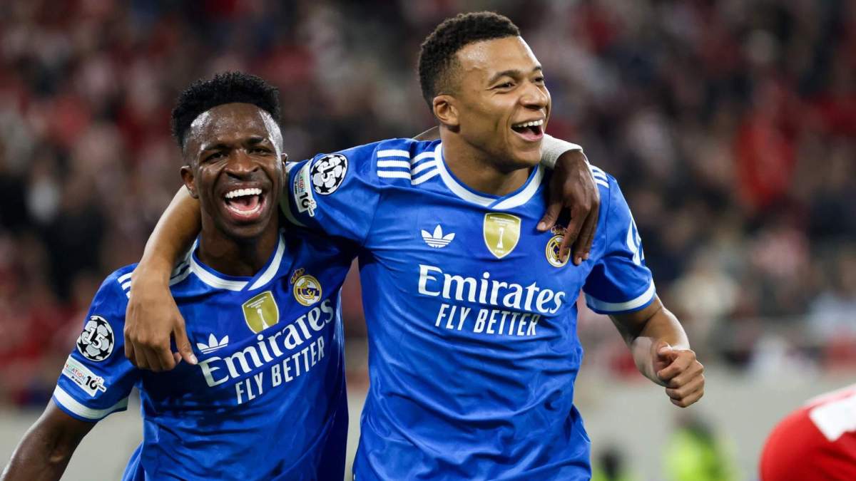 Vinicius Junior y Kylian Mbappé, celebrando uno de los goles del francés al Olympiacos.