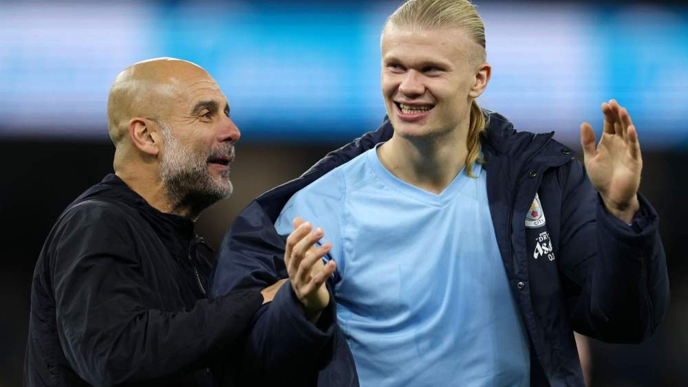 Pep Guardiola, junto a Erling Haaland, durante un encuentro del Manchester City en este curso.