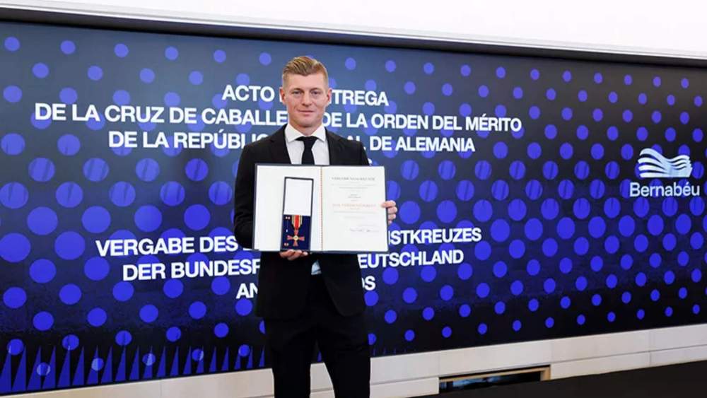 Toni Kroos posa con la Cruz de Caballero de la Orden del Mérito de Alemania.
