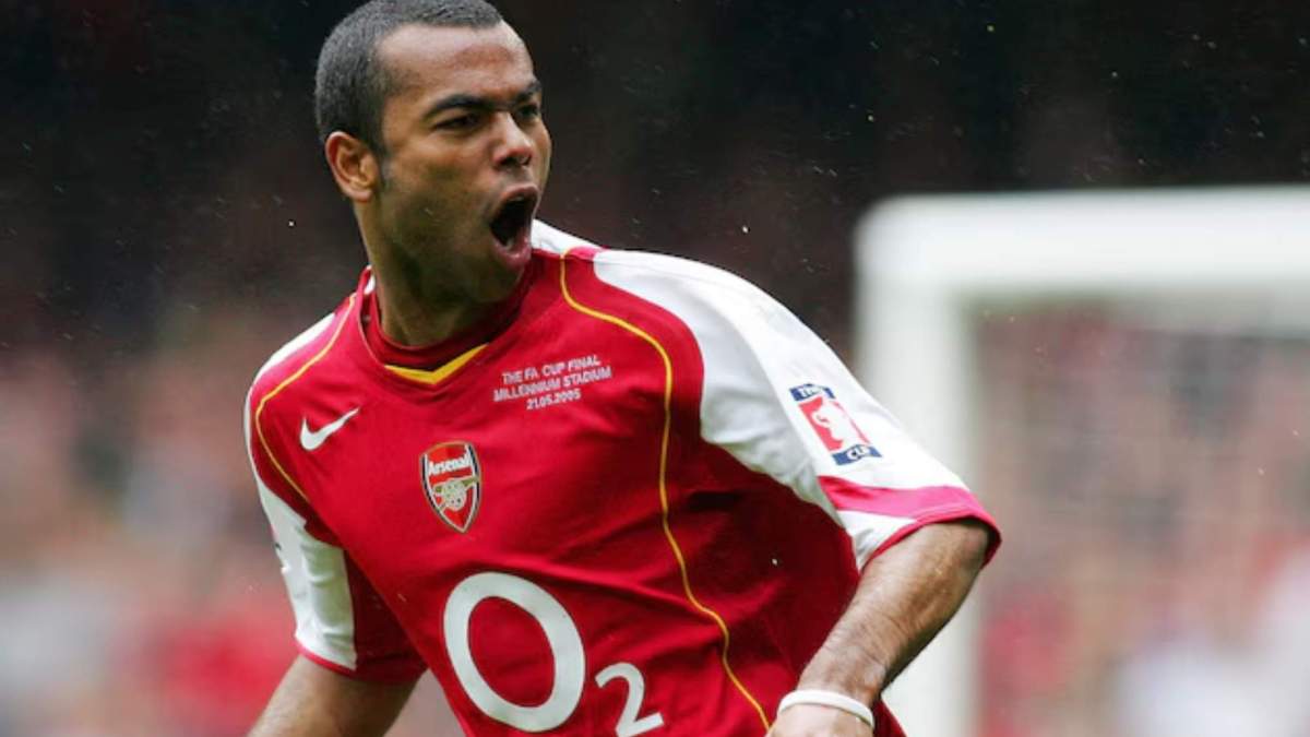 Ashley Cole con gesto eufórico con el Arsenal