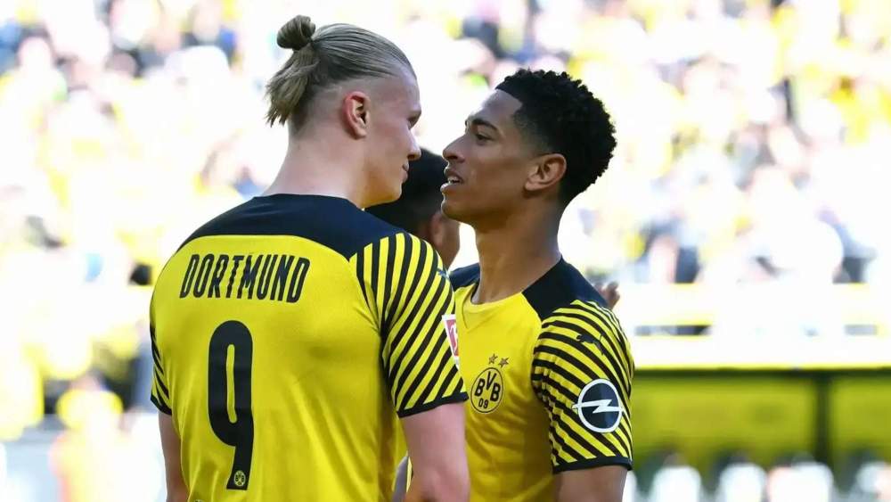Erling Haaland, con Jude Bellingham, durante un partido con el Borussia Dortmund.