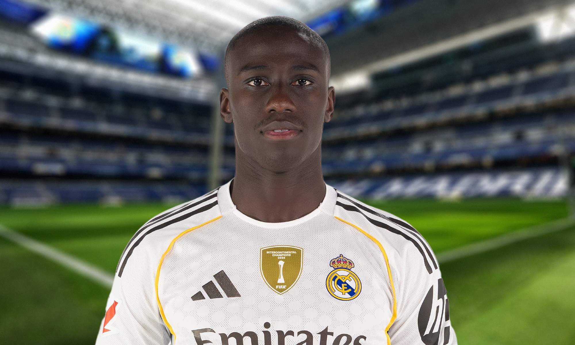 Ferland Mendy con la camiseta del Real Madrid y el Santiago Bernabéu.