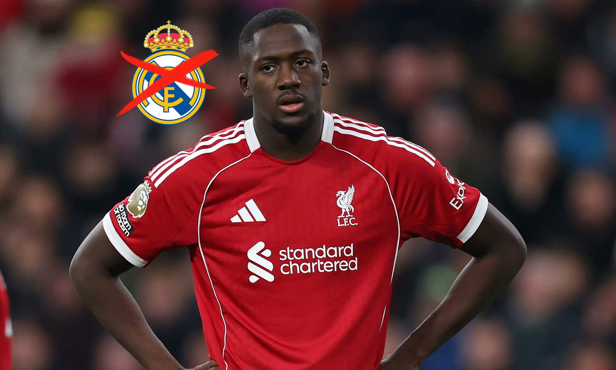 Ibrahima Konaté y el escudo del Real Madrid tachado.