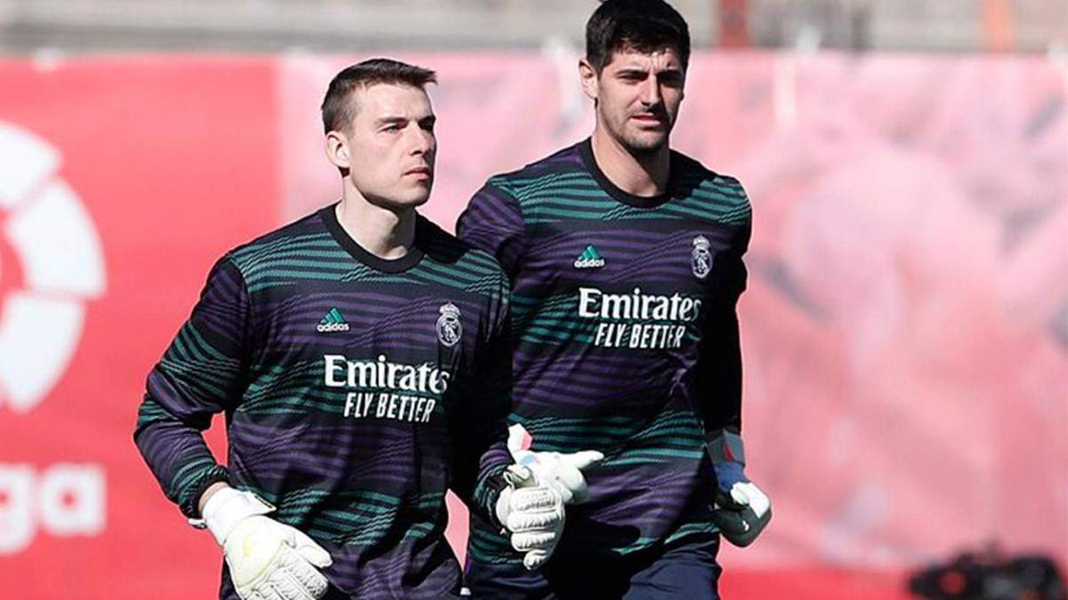 Andriy Lunin y Thibaut Courtois durante un calentamiento. Andriy Lunin y Thibaut Courtois durante un calentamiento.