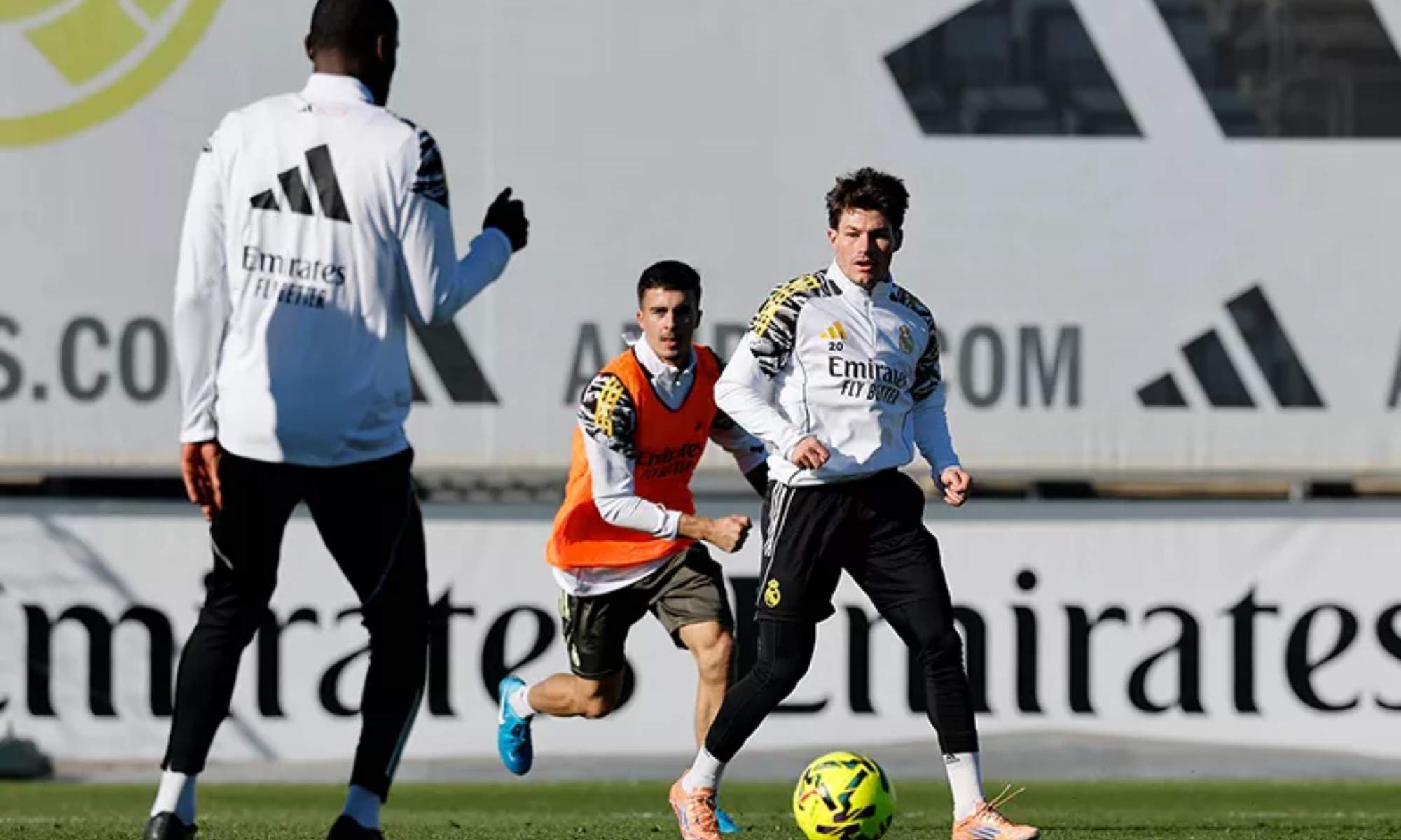 El Real Madrid ha sorprendido esta mañana en su entrenamiento, al presentar una nueva equipación.