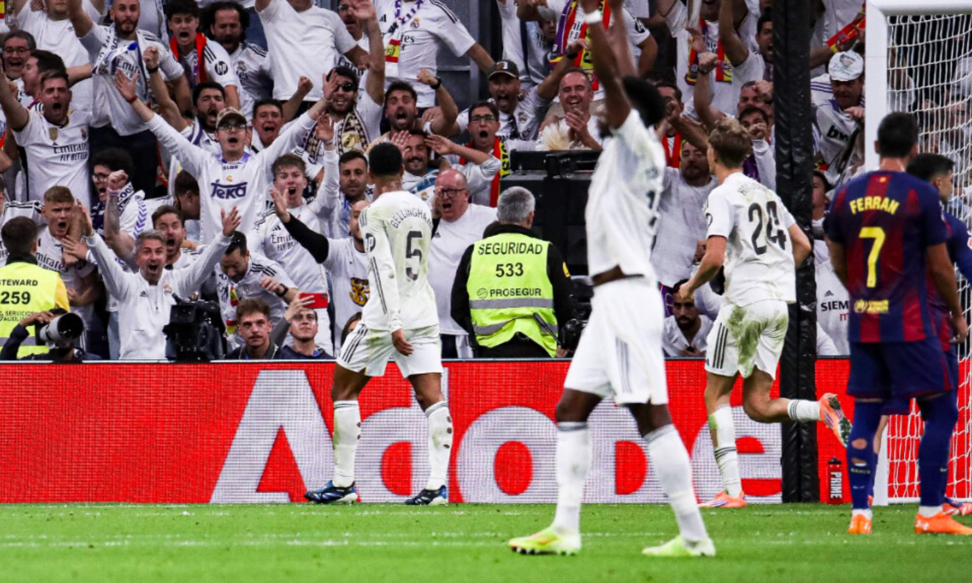 Imagen del último enfrentamiento de Liga entre Real Madrid y Barcelona en el estadio Santiago Bernabéu.