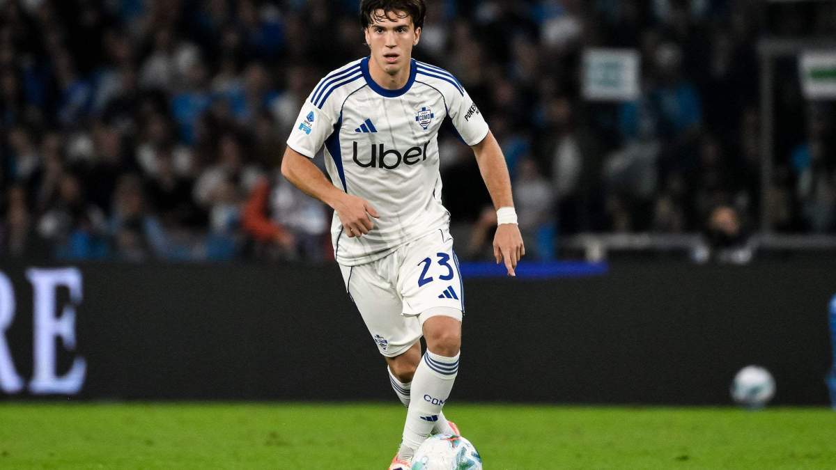 Perrone jugando un partido con el Como. 