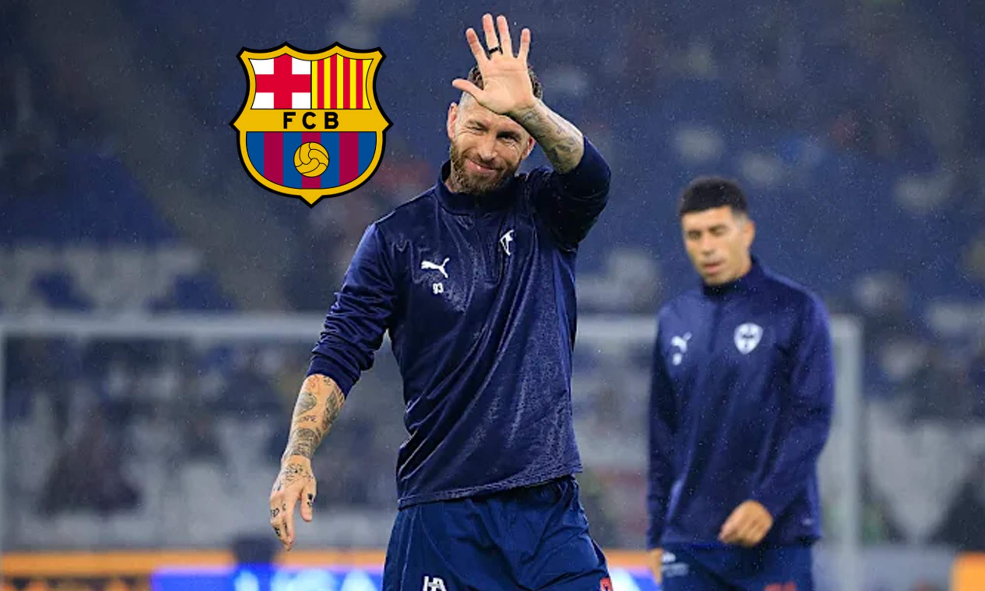 Sergio Ramos durante un calentamiento con Rayados y el escudo del Barcelona. 