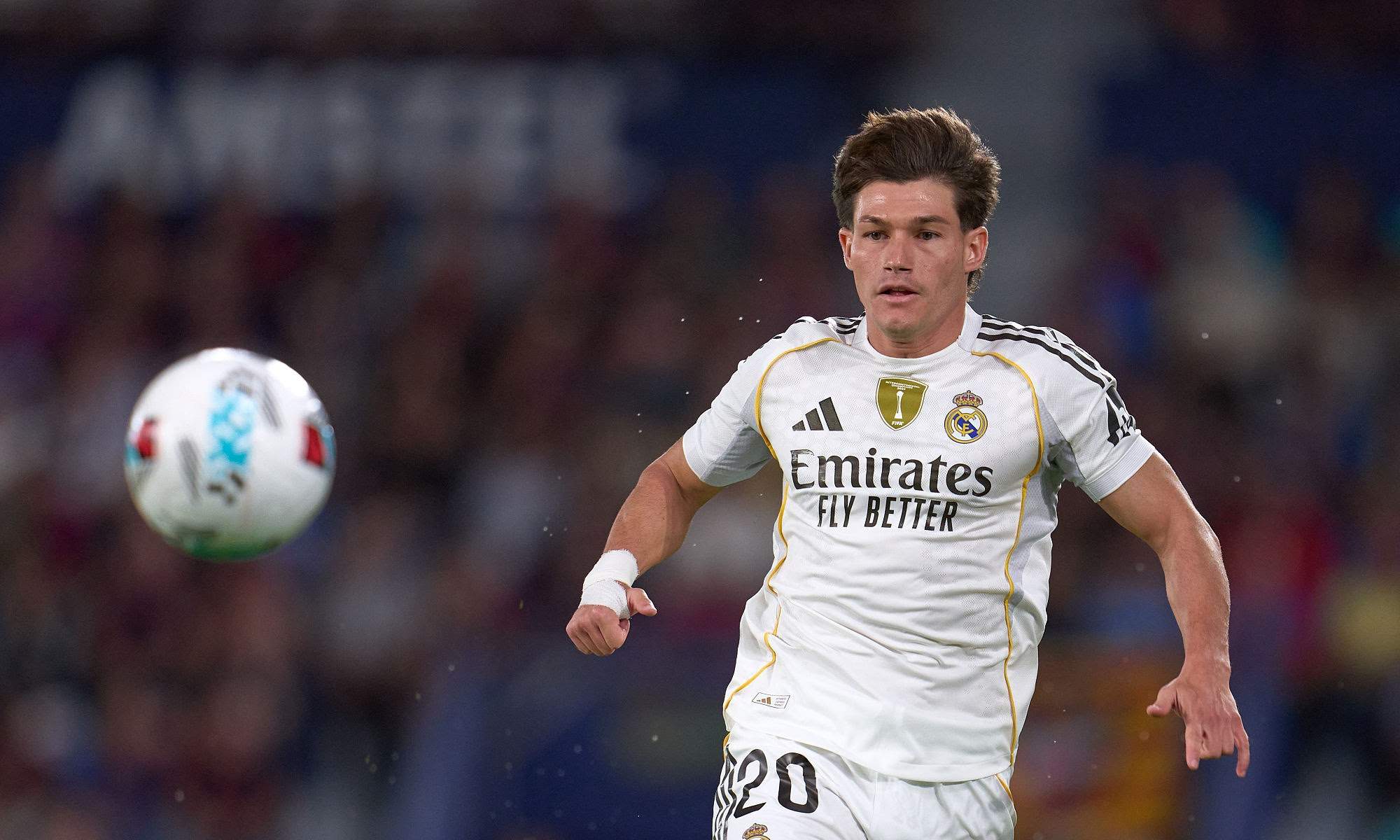 Fran García jugando un partido con el Real Madrid. 