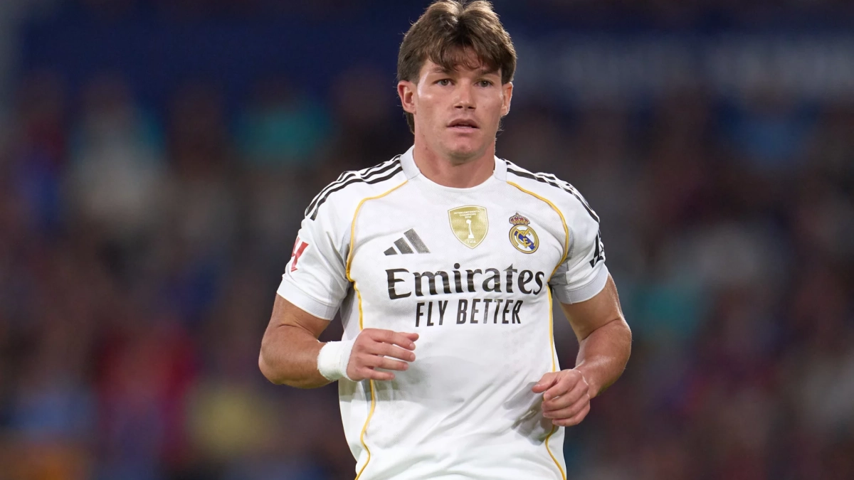 Fran García jugando un partido con el Real Madrid.