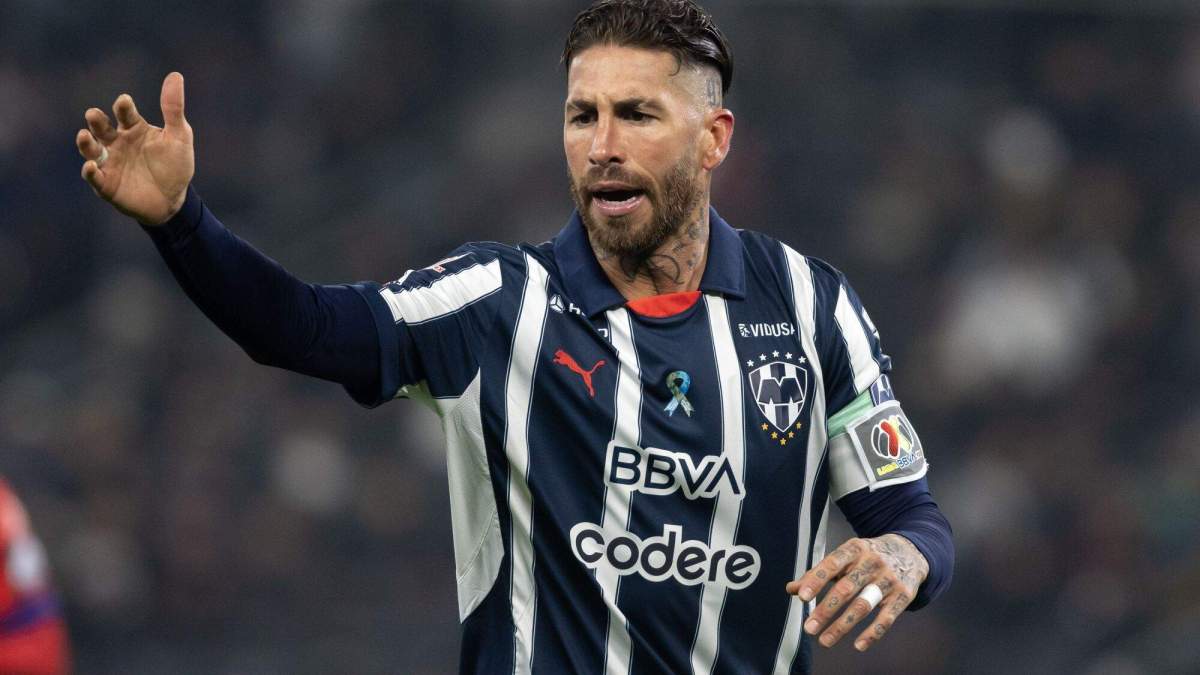 Sergio Ramos jugando un partido con Rayados. 