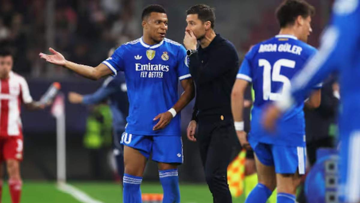 Xabi Alonso y Kylian Mbappé en un partido del Real MAdrid.