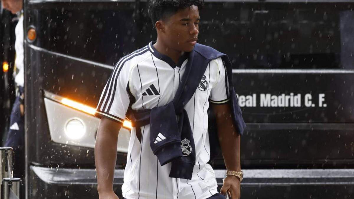 Endrick llegando a un partido