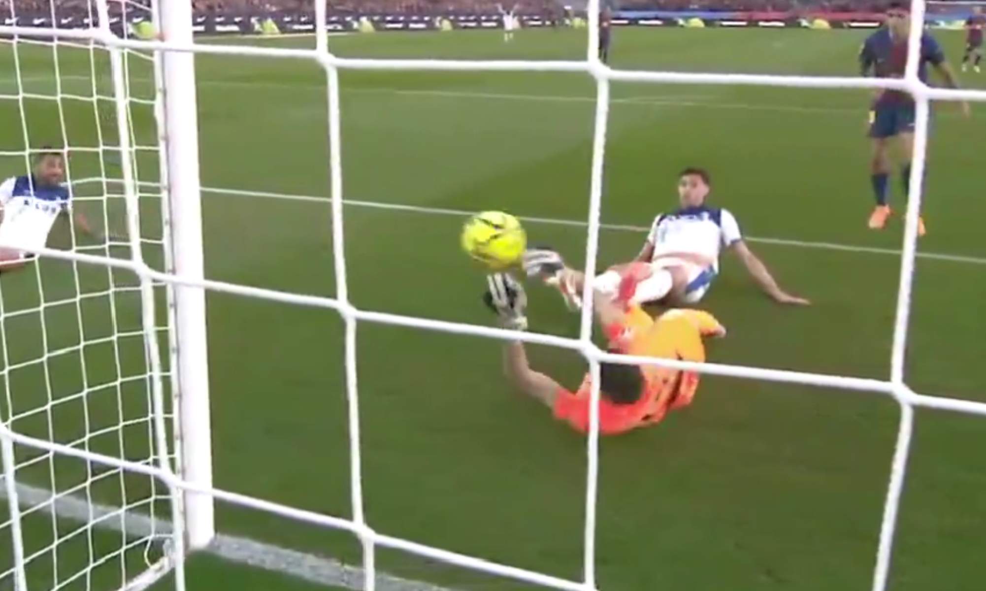 Joan García salvó al Barça frente al Alavés