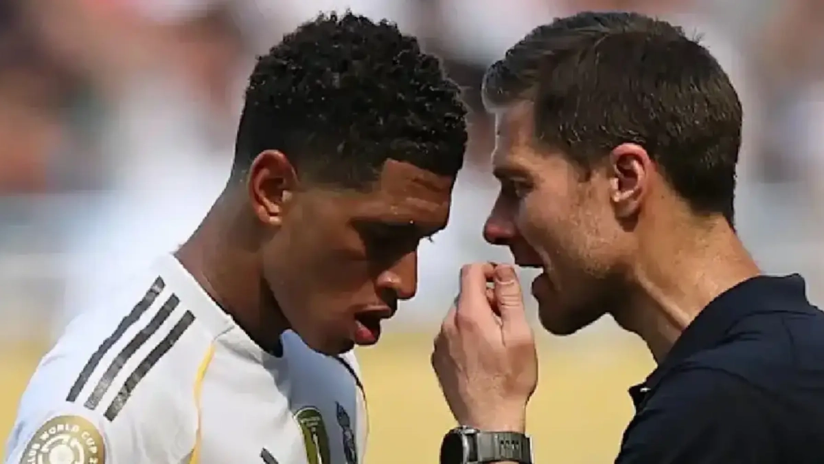 Xabi Alonso y Bellingham hablando durante un partido del Mundial de Clubes Xabi Alonso y Bellingham hablando durante un partido del Mundial de Clubes