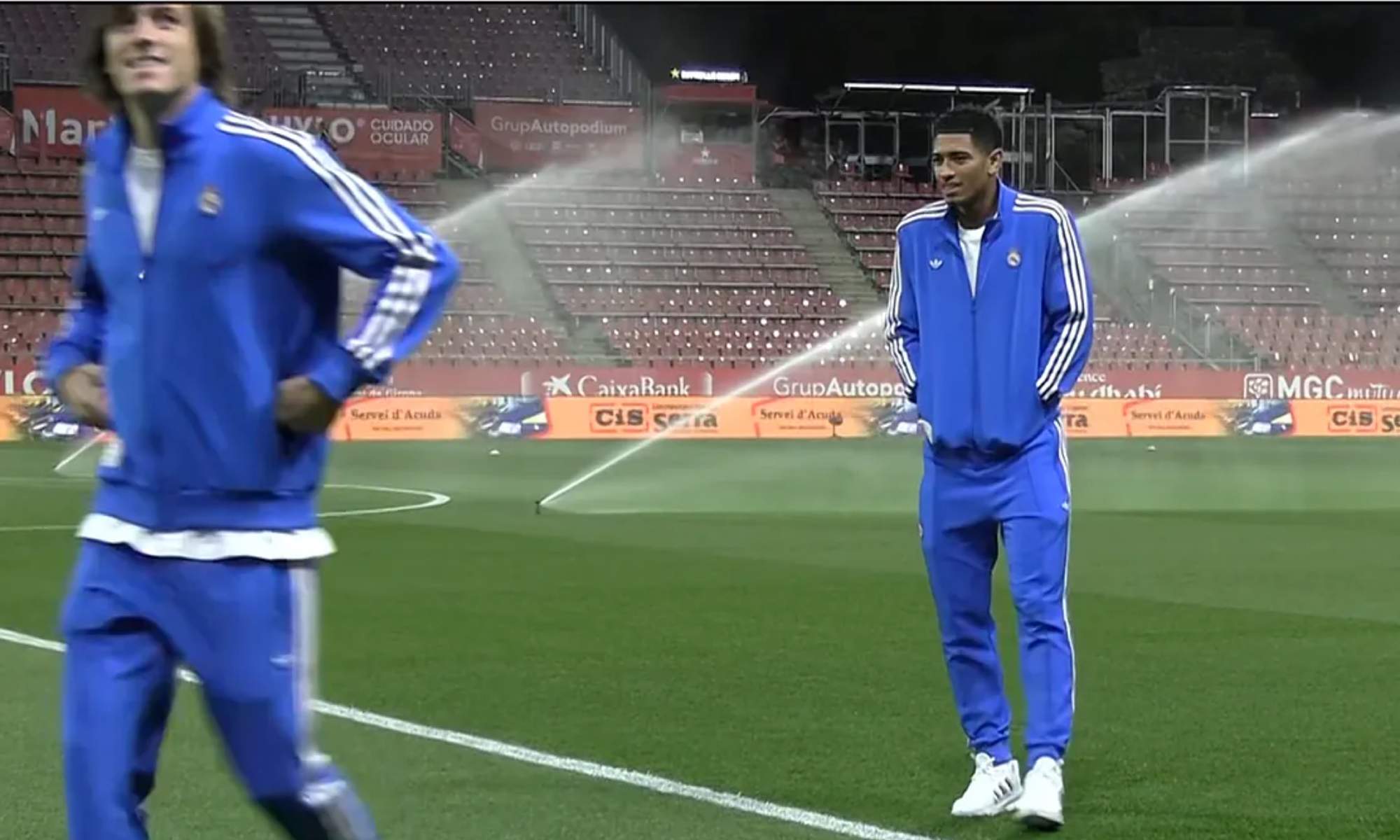 Álvaro Carreras y Jude Bellingham, sobre el césped de Montilivi, antes del partido de esta noche entre el Girona y el Real Madrid.